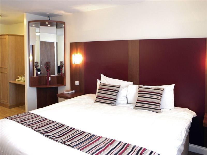 Mercure Swindon East Hotel And Spa Екстер'єр фото