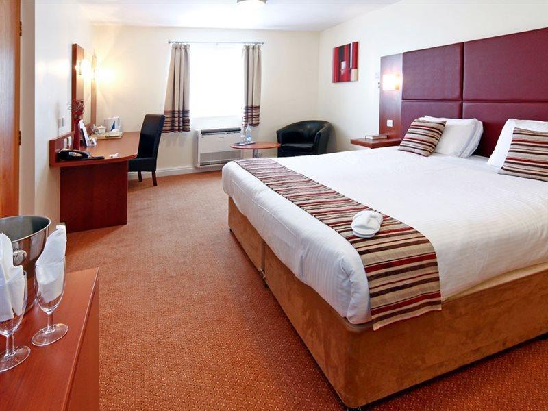 Mercure Swindon East Hotel And Spa Екстер'єр фото